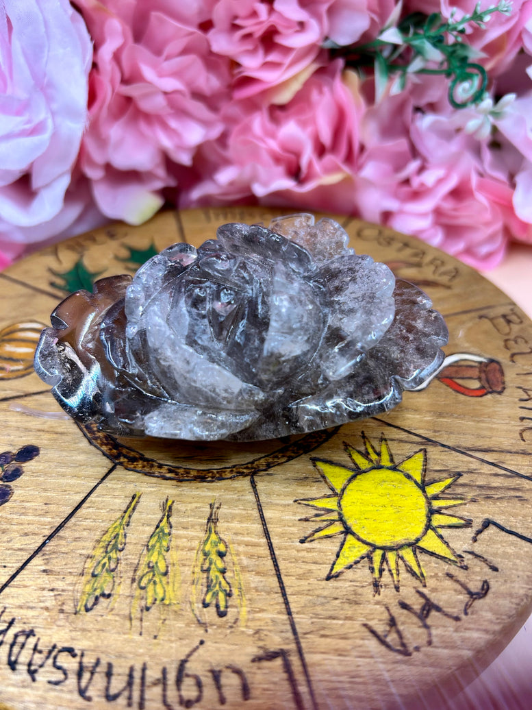 Smoky Quartz Rose Crystal Carving – Hand-Carved Natural Gemstone Flower – Grounding & Protection Stone – Unique Crystal Decor or Gift
Bring the calming energy of the earth into your space with this beautifully hand-carved Smoky Quartz Rose. Each delicate