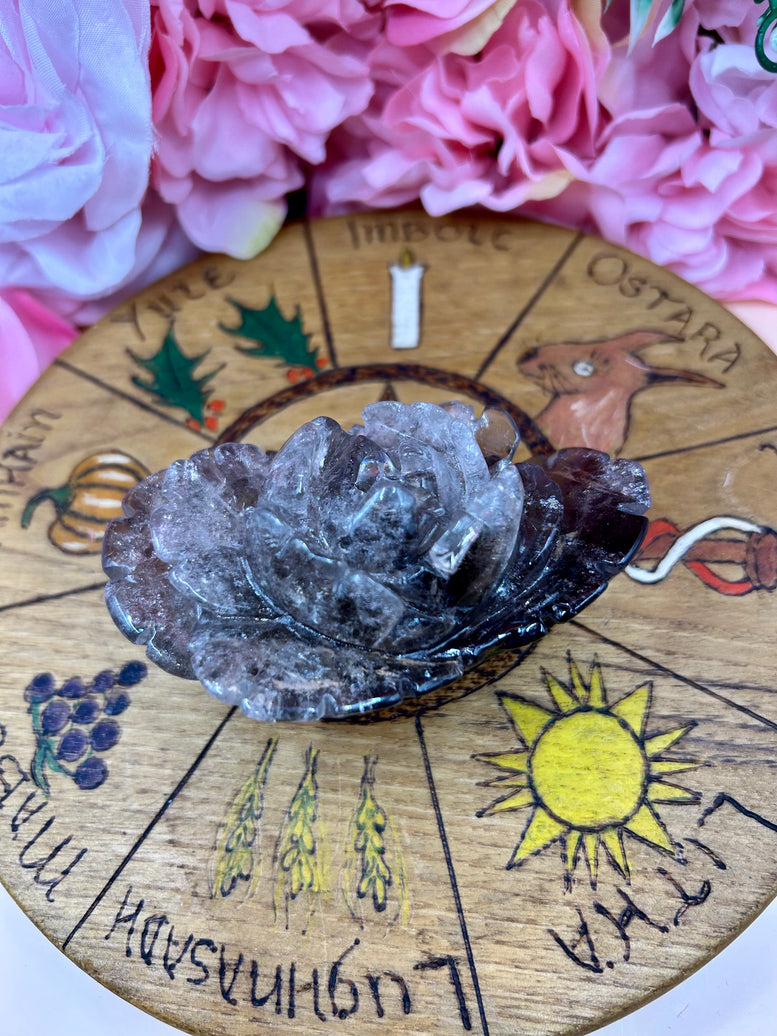 Smoky Quartz Rose Crystal Carving – Hand-Carved Natural Gemstone Flower – Grounding & Protection Stone – Unique Crystal Decor or Gift
Bring the calming energy of the earth into your space with this beautifully hand-carved Smoky Quartz Rose. Each delicate