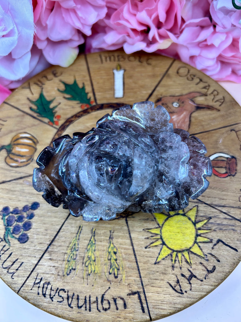 Smoky Quartz Rose Crystal Carving – Hand-Carved Natural Gemstone Flower – Grounding & Protection Stone – Unique Crystal Decor or Gift
Bring the calming energy of the earth into your space with this beautifully hand-carved Smoky Quartz Rose. Each delicate