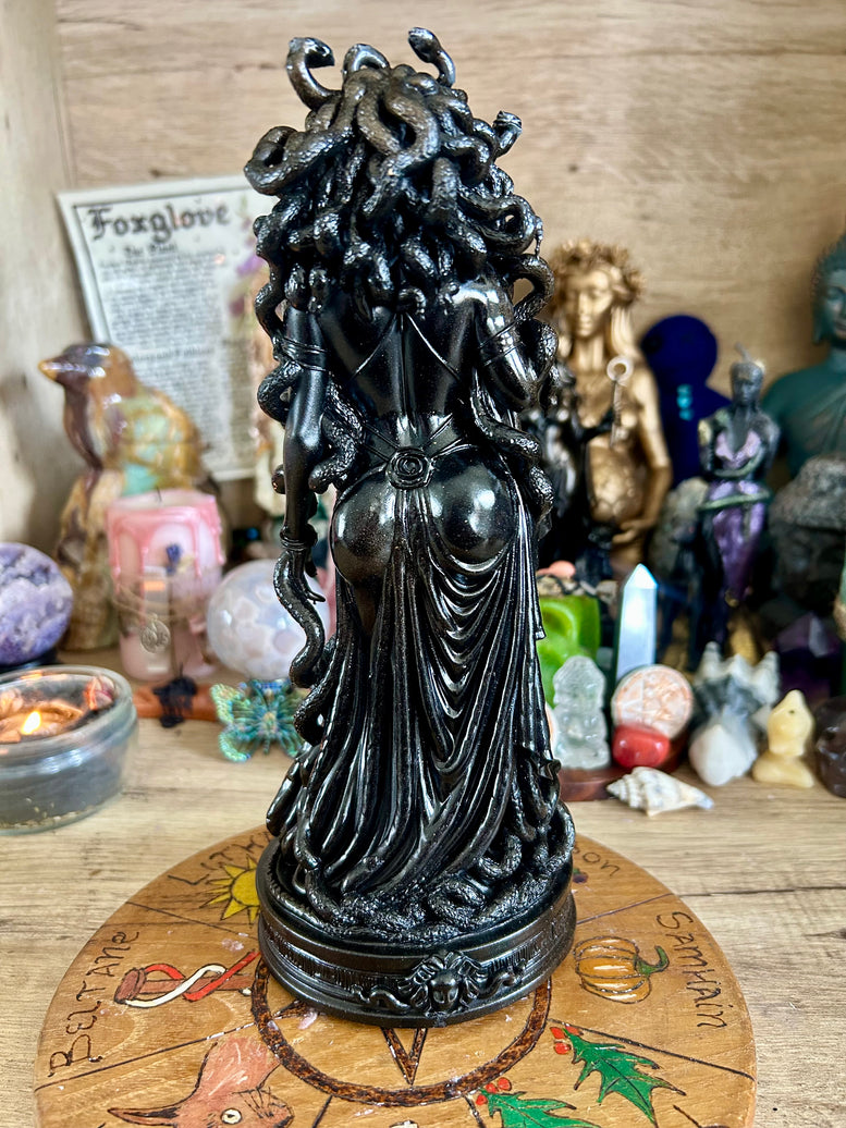 Medusa Resin 3D Printed Goddess Statue for Home Decor Gothic Aesthetic Dark Metallic Shimmer Intricate Serpent Hair Detailing Protection Feminine Power Ornaments Sculpture Gift