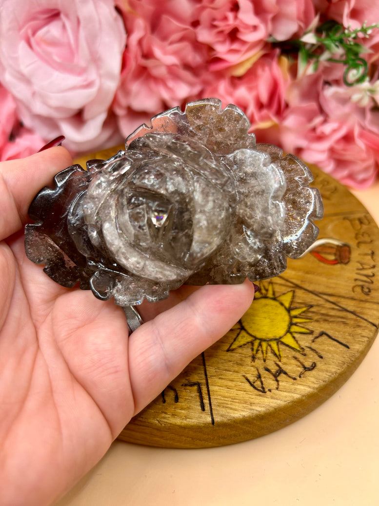Smoky Quartz Rose Crystal Carving – Hand-Carved Natural Gemstone Flower – Grounding & Protection Stone – Unique Crystal Decor or Gift
Bring the calming energy of the earth into your space with this beautifully hand-carved Smoky Quartz Rose. Each delicate