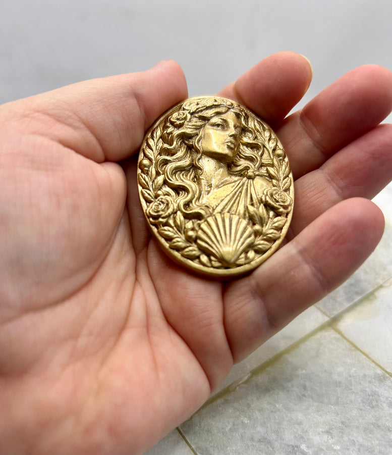 Aphrodite Flatback Amulet – Gold Resin Goddess Embellishment