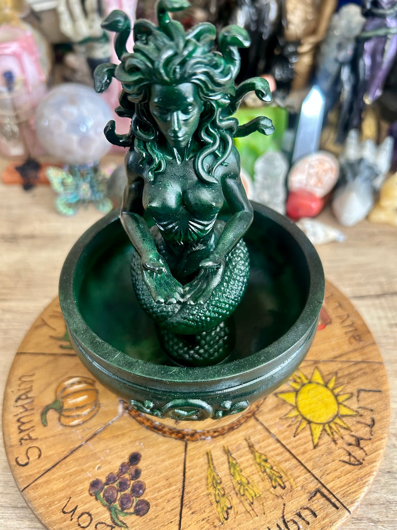 Medusa Offering Bowl Resin 3D Printed 16cm Tall Gothic Decor for Altars Mythology Lovers Witchcraft Gift Lightweight Standing Ornaments