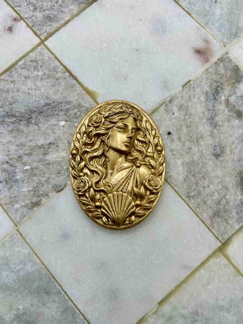 Aphrodite Flatback Amulet – Gold Resin Goddess Embellishment