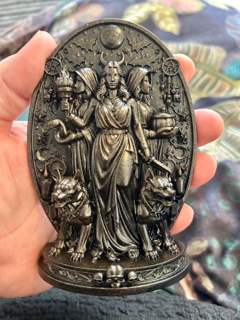 Small Goddess Hekate Altar Decoration for Witchcraft 3D Printed Resin Statue with Triple Faces Sacred Torches Serpents Keys and Loyal Hounds Gothic Home Styling Lightweight Ornaments
