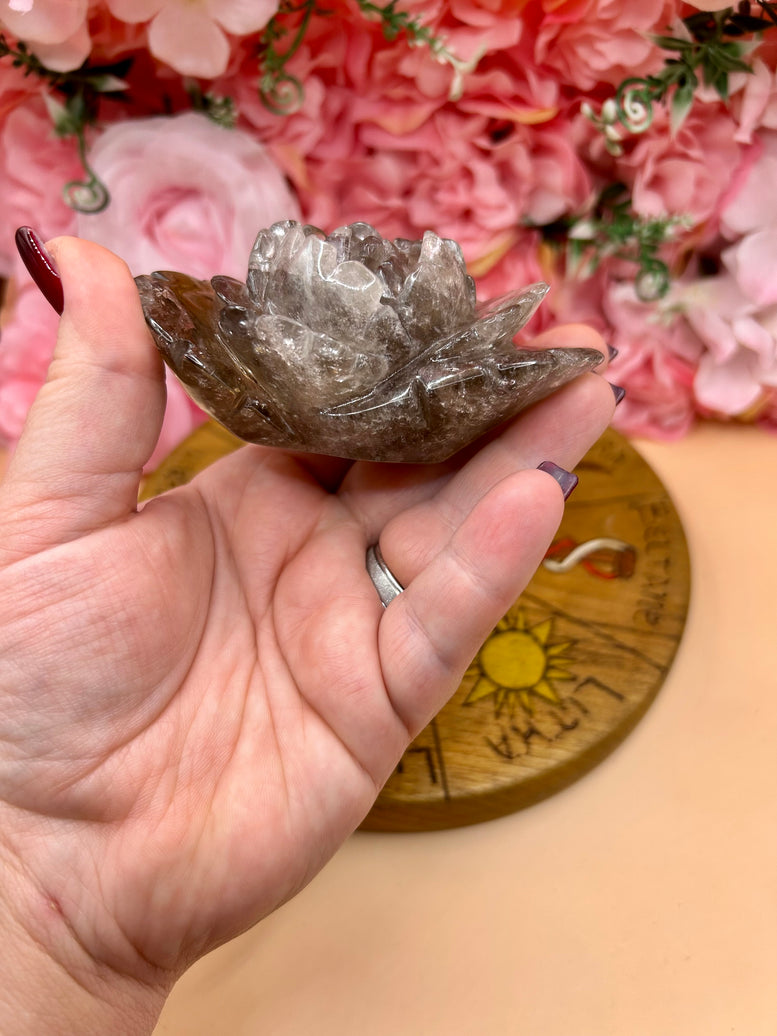 Smoky Quartz Rose Crystal Carving – Hand-Carved Natural Gemstone Flower – Grounding & Protection Stone – Unique Crystal Decor or Gift
Bring the calming energy of the earth into your space with this beautifully hand-carved Smoky Quartz Rose. Each delicate