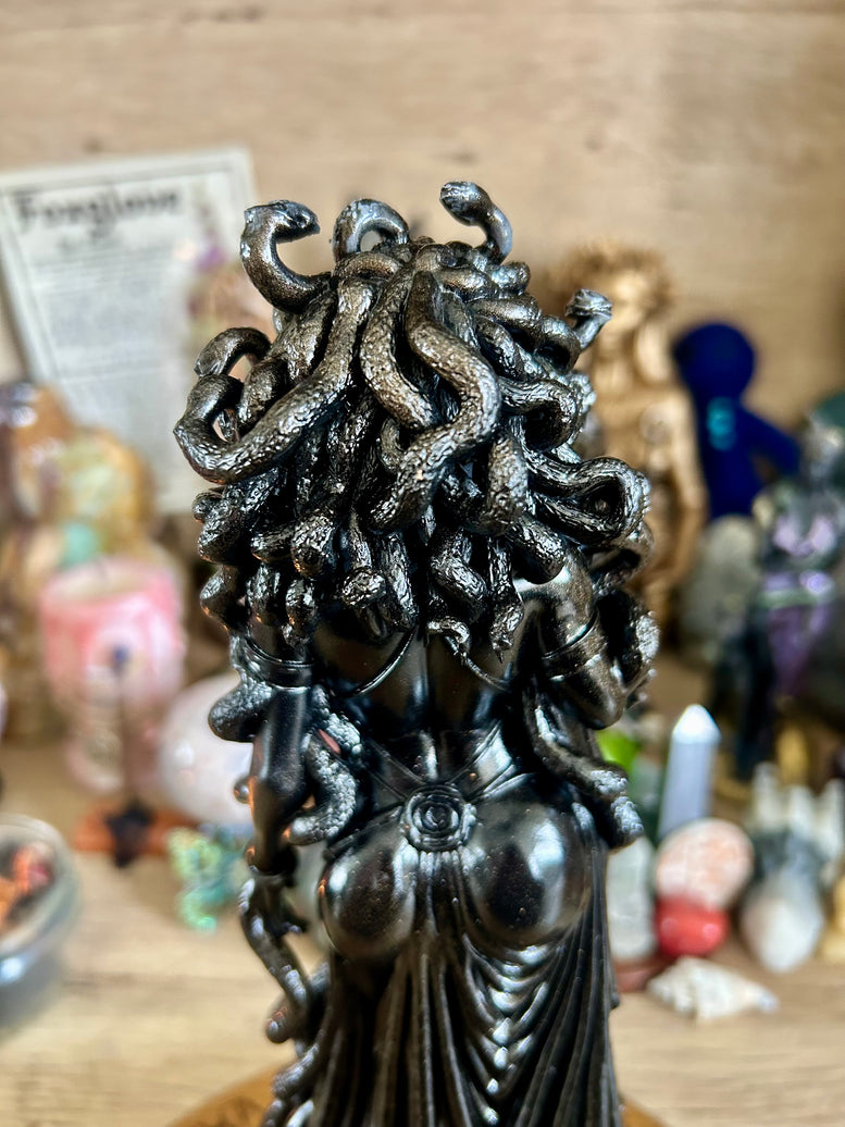 Medusa Resin 3D Printed Goddess Statue for Home Decor Gothic Aesthetic Dark Metallic Shimmer Intricate Serpent Hair Detailing Protection Feminine Power Ornaments Sculpture Gift