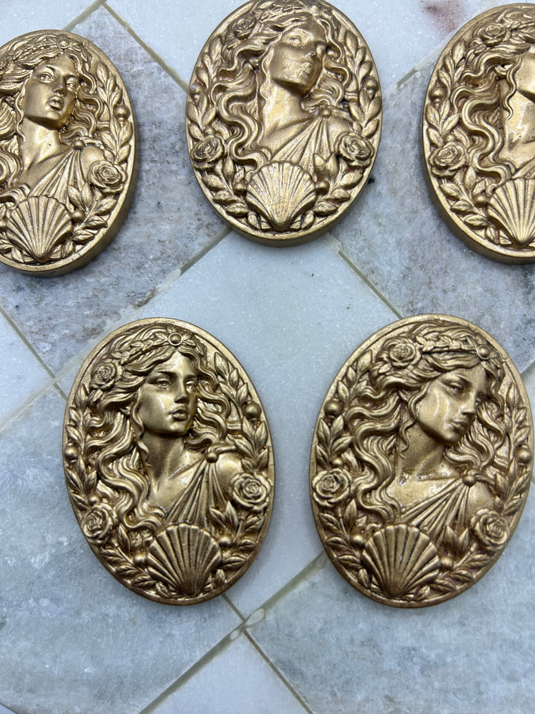 Aphrodite Flatback Amulet – Gold Resin Goddess Embellishment