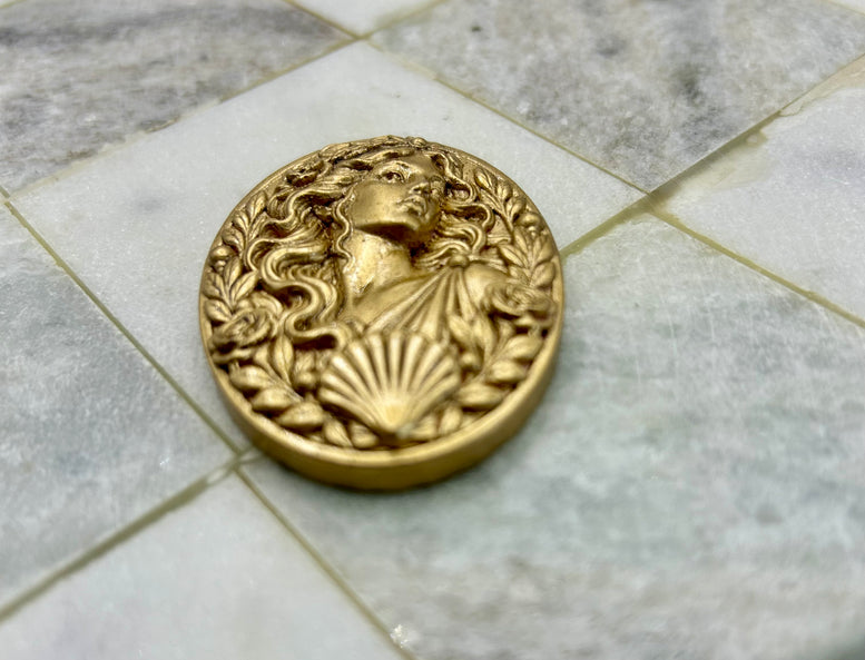 Aphrodite Flatback Amulet – Gold Resin Goddess Embellishment