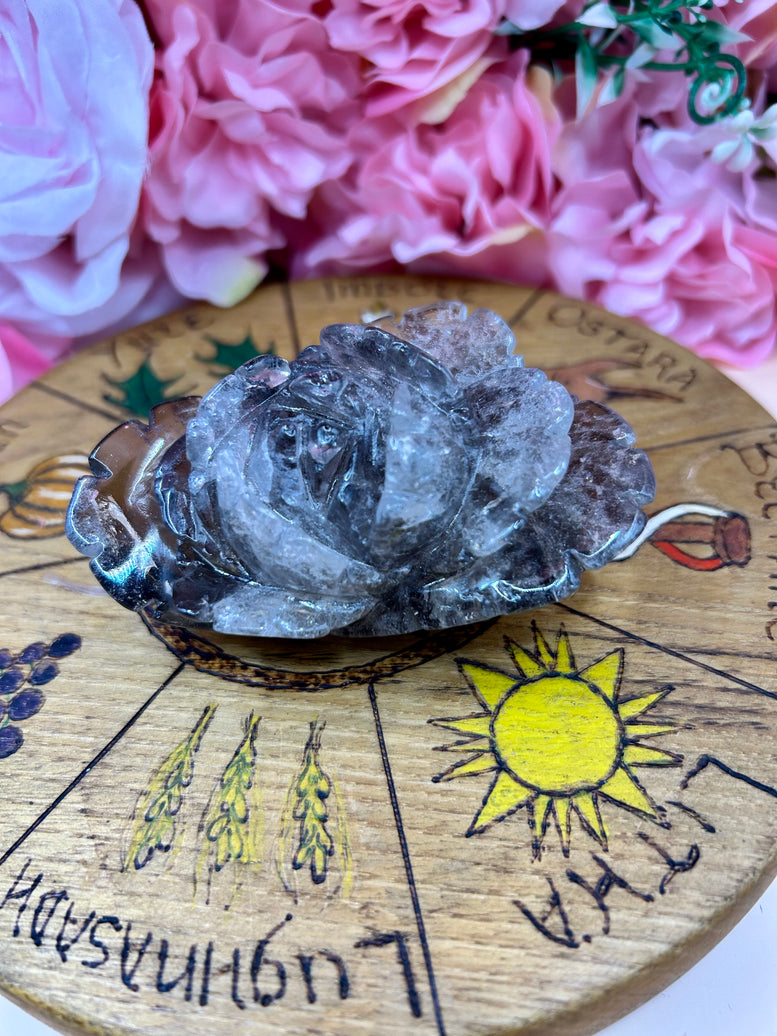 Smoky Quartz Rose Crystal Carving – Hand-Carved Natural Gemstone Flower – Grounding & Protection Stone – Unique Crystal Decor or Gift
Bring the calming energy of the earth into your space with this beautifully hand-carved Smoky Quartz Rose. Each delicate