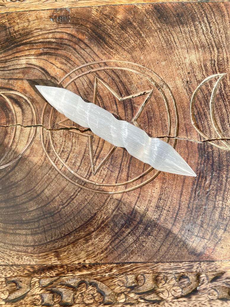 16 by 1.5cm Pointed Selenite Wand | Crystals | Crystal Healing | Chakra | Reiki | Witchcraft | Wiccan | Pagan | Third Eye |Pure  | Charging