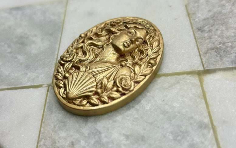 Aphrodite Flatback Amulet – Gold Resin Goddess Embellishment