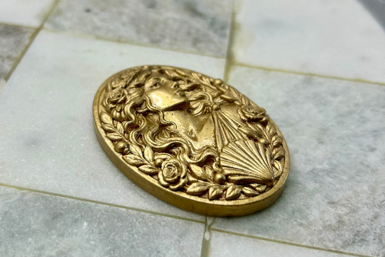Aphrodite Flatback Amulet – Gold Resin Goddess Embellishment