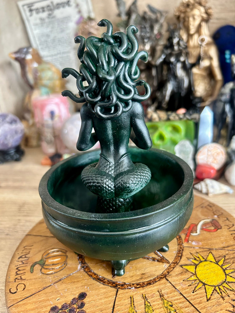 Medusa Offering Bowl Resin 3D Printed 16cm Tall Gothic Decor for Altars Mythology Lovers Witchcraft Gift Lightweight Standing Ornaments
