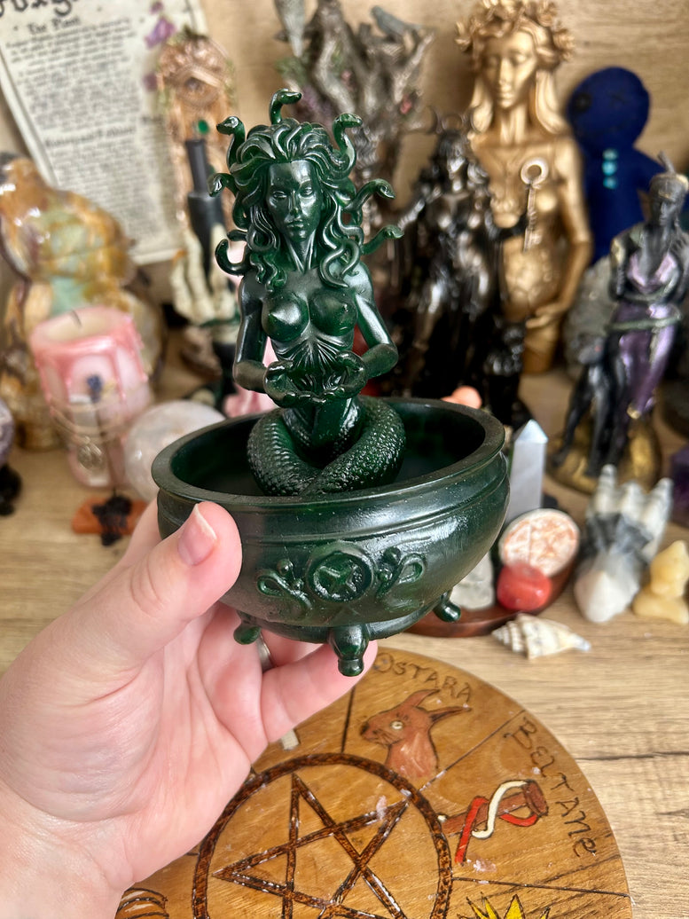 Medusa Offering Bowl Resin 3D Printed 16cm Tall Gothic Decor for Altars Mythology Lovers Witchcraft Gift Lightweight Standing Ornaments
