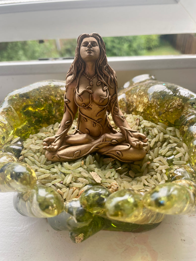 Mini Gaia Statue with Crystal Mini Spheres | Mother Earth | Earth Goddess | Deity | Wiccan | Pagan | Witchcraft | Ornament | Home Decor