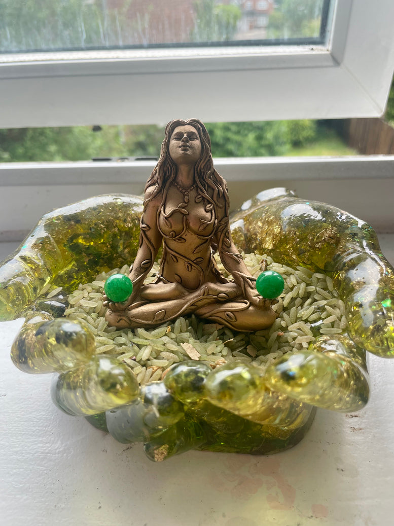 Mini Gaia Statue with Crystal Mini Spheres | Mother Earth | Earth Goddess | Deity | Wiccan | Pagan | Witchcraft | Ornament | Home Decor